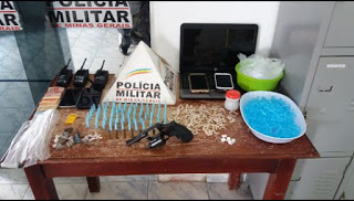 PM prende um maior e apreende um menor com vultuosa quantidade de drogas, em Águas Formosas, no Vale do Mucuri.