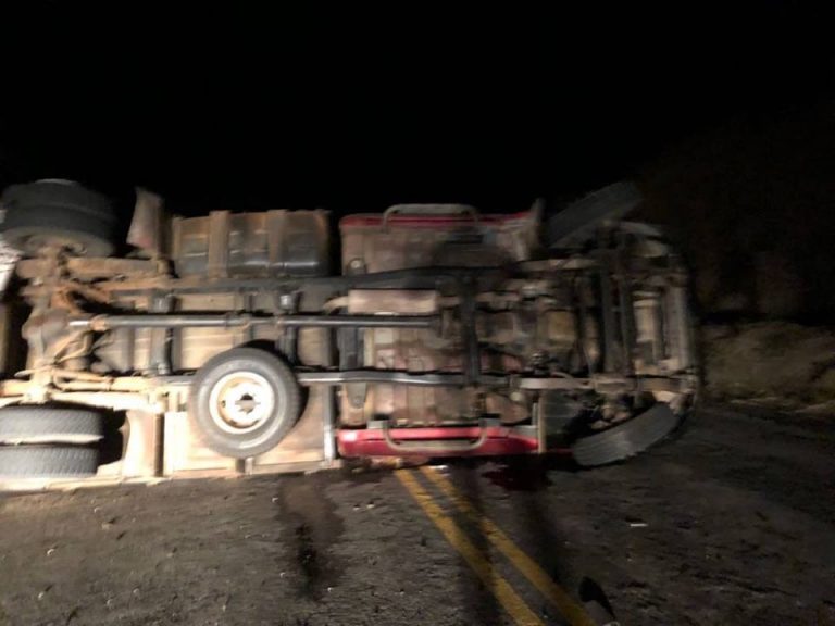 Caminhão tomba na rodovia LMG 682 entre Machacalis e Águas Formosas matando o motorista.