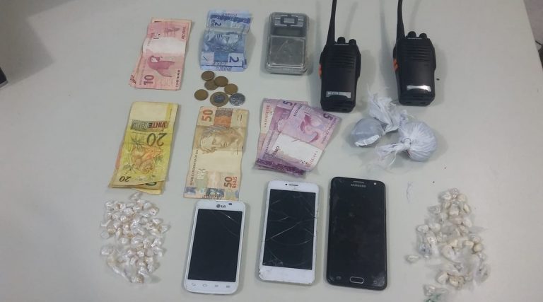 Quatro pessoas foram presas por tráfico de drogas no Bairro Vila Nova em Nanuque.