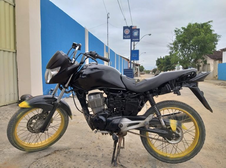 Moto furtada em Serra dos Aimorés/MG é recuperada em Ibirapuã/BA após operação conjunta entre policiais dos dois estados.
