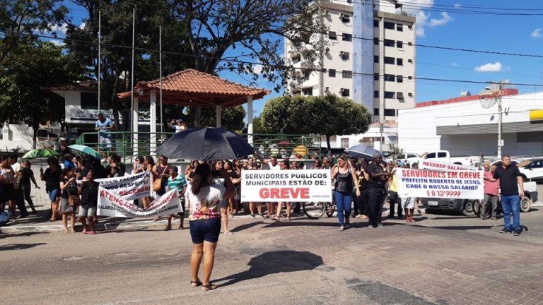 Servidores da Prefeitura de Nanuque fazem greve em protesto ao atraso de salários.