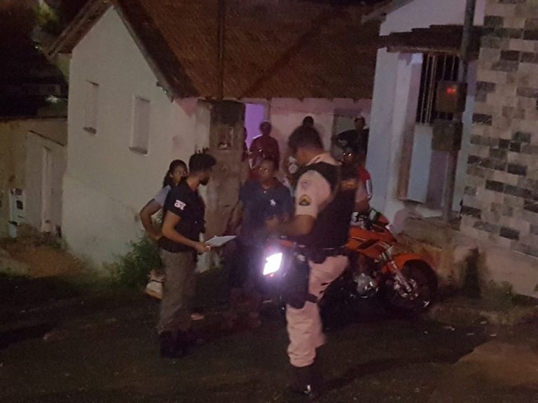 Homens encapuzados invadem casa  em Nanuque e matam pai e filho de 1 ano e 6 meses que dormia no seu colo.