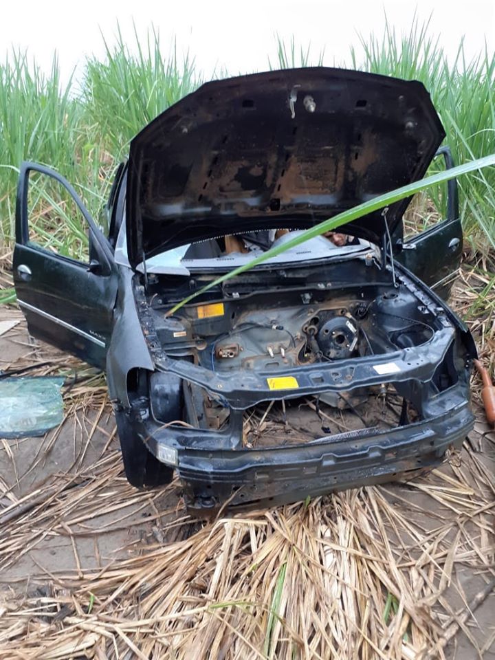 Veículo furtado é encontrado depenado em fazenda de Serra dos Aimorés.