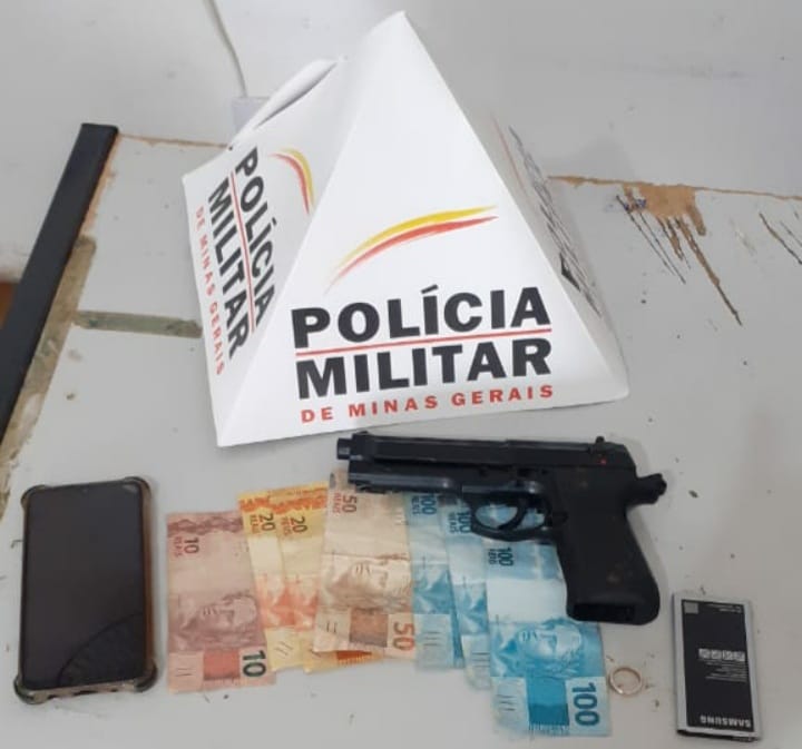 PM prende dois elementos por assalto a uma farmácia em Serra dos Aimorés.