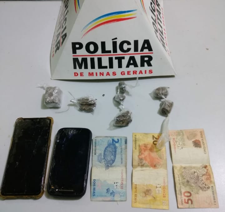 Dois jovens foram presos em São Pedro do Pampã suspeitos de tráfico de drogas.