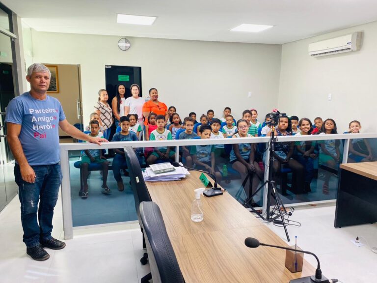 Cuca Presidente da Câmara de Vereadores de Serra dos Aimorés recebe alunos da Escola Municipal Castro Pires para conhecerem o Poder Legislativo.